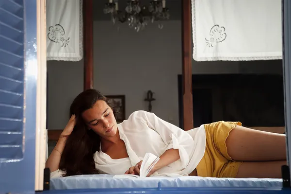 Joven mujer leyendo un libro —  Fotos de Stock