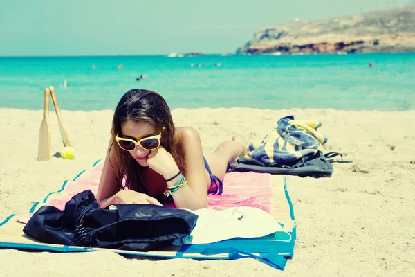 Mujer joven acostada en una hermosa playa —  Fotos de Stock