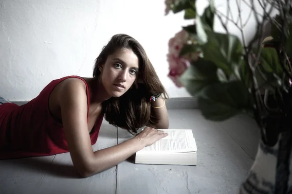 Joven libro de lectura femenina — Foto de Stock