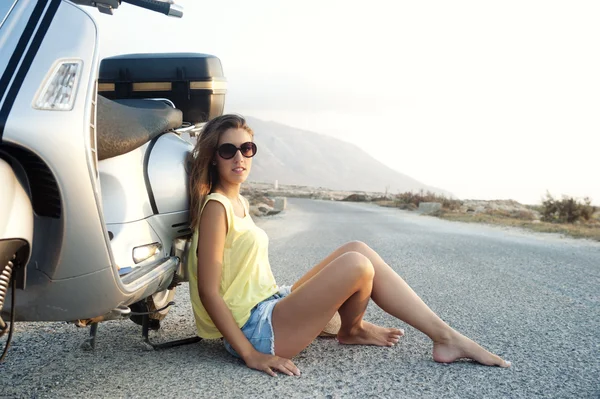 Joven hembra en viaje en moto —  Fotos de Stock