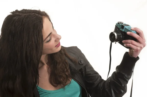 Ragazza adolescente con macchina fotografica di plastica — Foto Stock