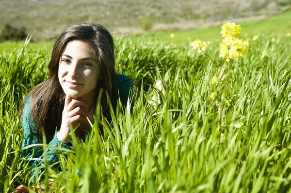 Nastolatka w polu — Zdjęcie stockowe