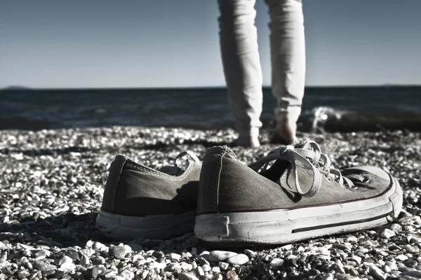 Promenader på stranden barfota — Stockfoto