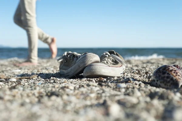 Caminando por la playa descalzo —  Fotos de Stock