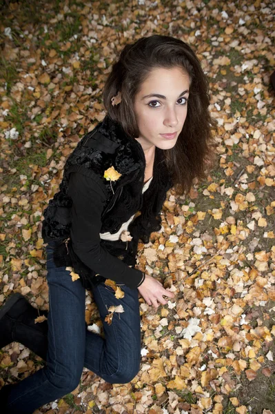 Girl posing in the countryside — Stock Photo, Image