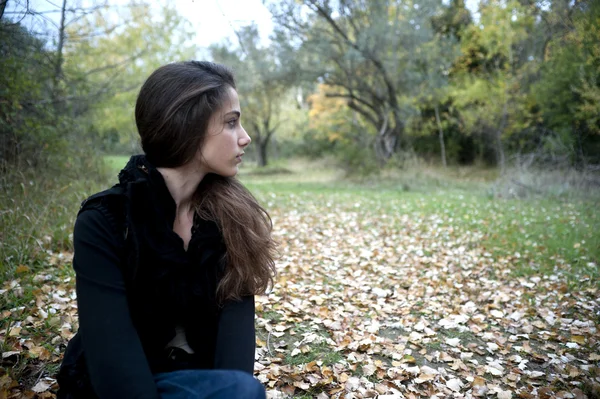 Girl posing in the countryside — Stock Photo, Image