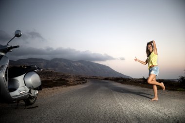 genç kadın tek başına otostop kırsal kesimde