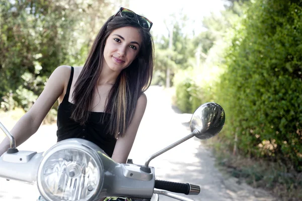 Joven hembra disfruta de un paseo en moto —  Fotos de Stock