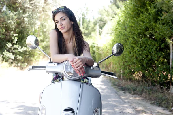 Jovem fêmea gosta de um passeio de moto — Fotografia de Stock