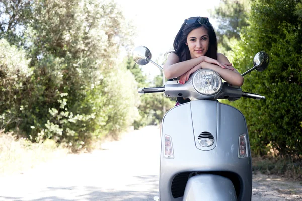 Junge Frau genießt eine Motorradfahrt — Stockfoto