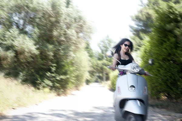 Jovem fêmea gosta de um passeio de moto — Fotografia de Stock