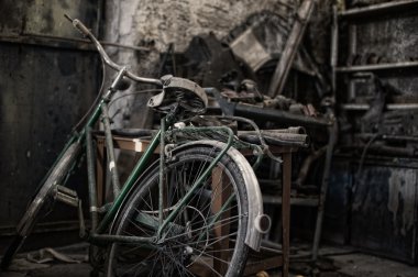 kirli bir depoda Bisiklet