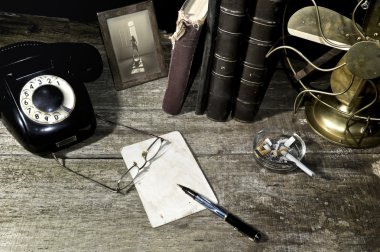 eski bir masa boş kağıt sayfası