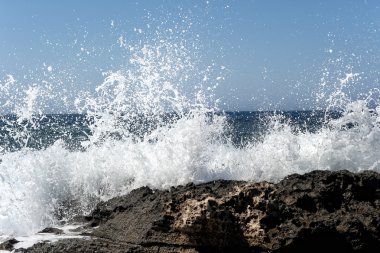 Dalgalar çökmesini üzerinde kayalık sahil