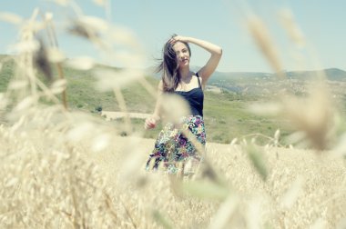 buğday alanında genç erkek