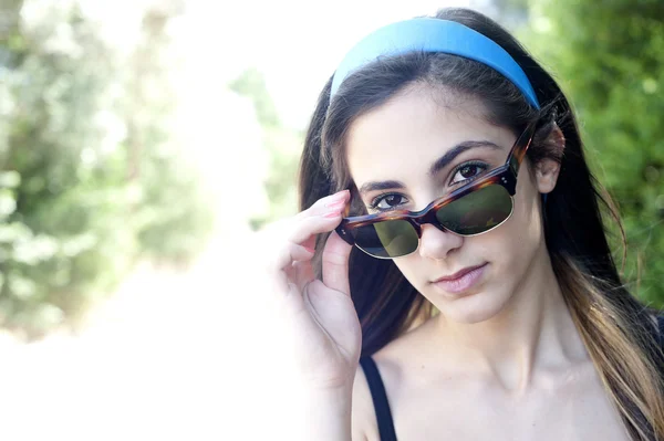 Teenage girl with sunglasses — Stock Photo, Image