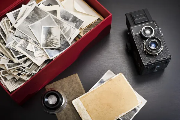 Retro-Kamera und Fotos in einer Box — Stockfoto