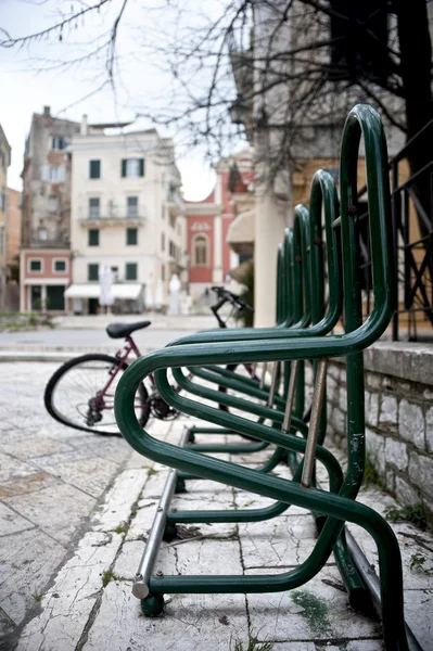 自行车的停放在希腊的科孚岛 — 图库照片