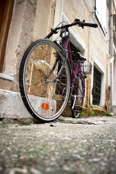 Bicicleta en un callejón — Foto de Stock