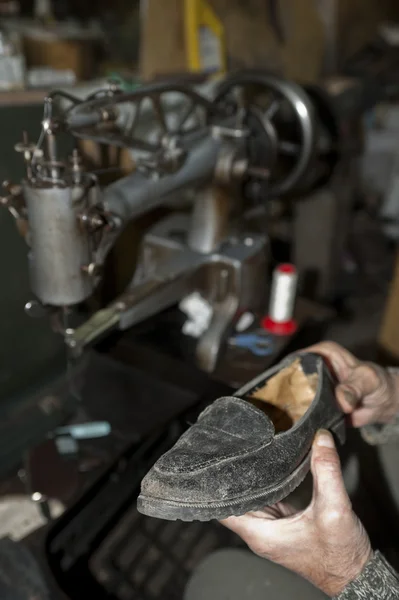 Shoemaker repairing a shoe — Stock Photo, Image