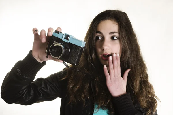 Nastoletnia dziewczynka gospodarstwa plastyczny aparat fotograficzny — Zdjęcie stockowe