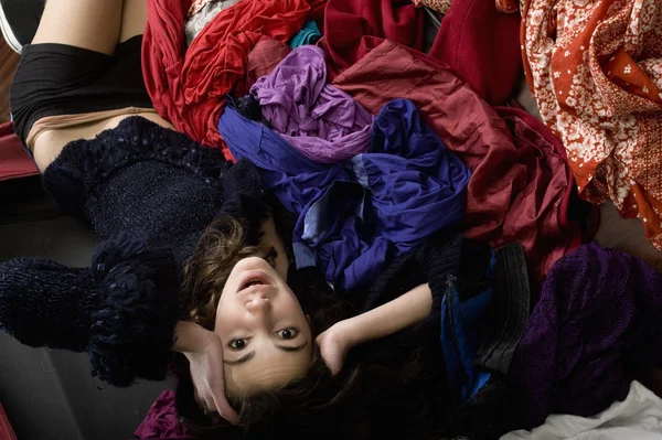 Adolescente em seu quarto bagunçado — Fotografia de Stock