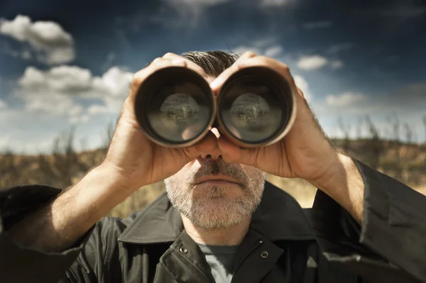 Mann mit Fernglas — Stockfoto