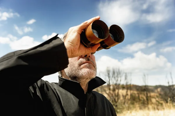 Hombre con prismáticos —  Fotos de Stock