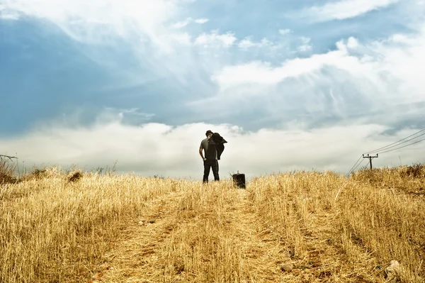 Hombre de pie en un campo — Foto de Stock