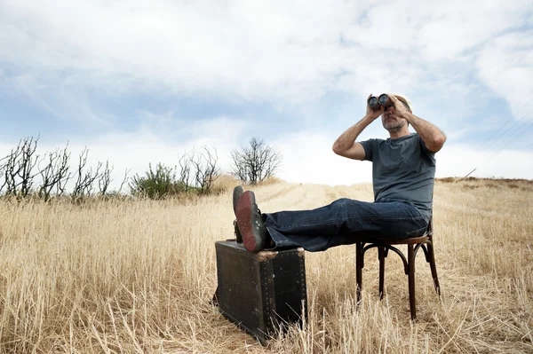 Uomo con binocolo — Foto Stock