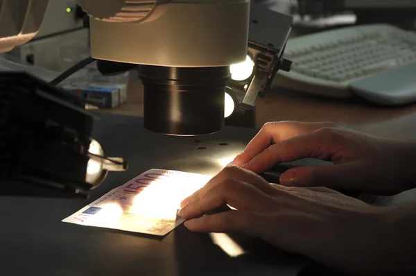 Examining for fake money — Stock Photo, Image