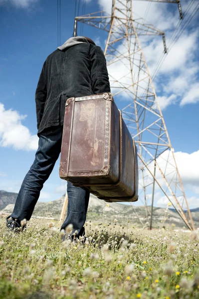 Hombre con maleta en un campo — Foto de Stock