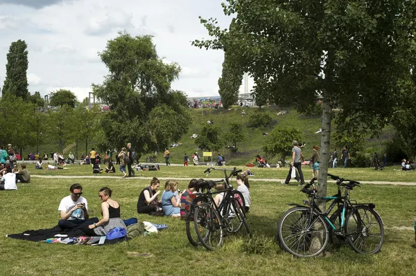 People at Mauerpark in Berlin, Germany — Stock Photo, Image