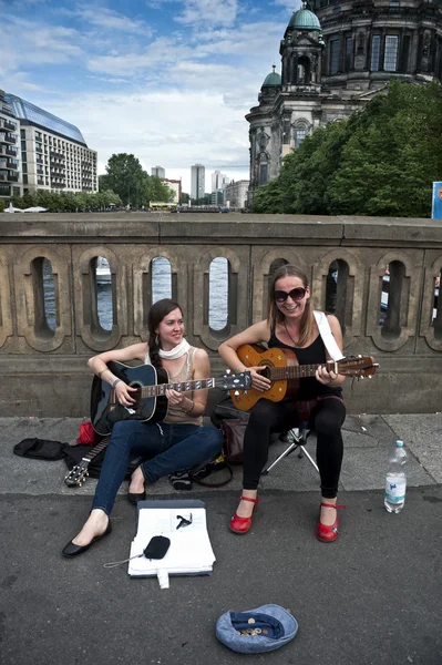 Female street musicians — Stock Photo, Image