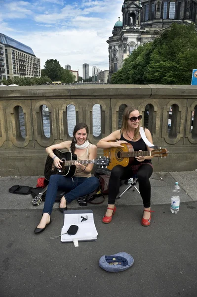 Female street musicians — Stock Photo, Image