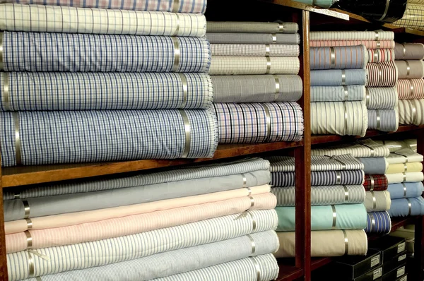 Textil colorido en estantes — Foto de Stock