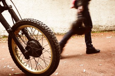 adam ve onun motosiklet