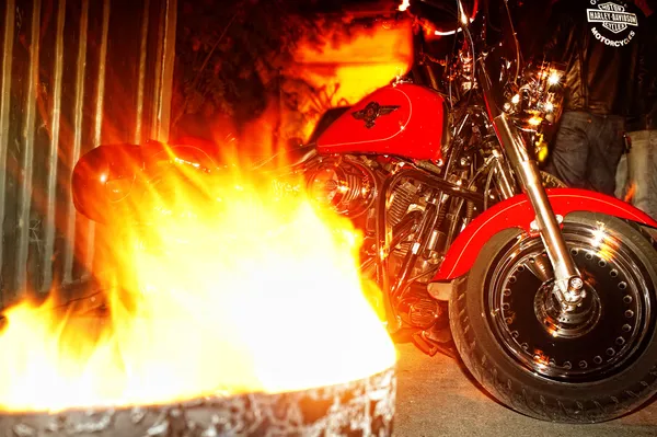Motocicli parcheggiati tra barili con fuoco — Foto Stock