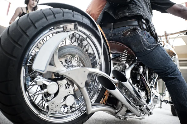 바이 커와 그의 오토바이 — 스톡 사진