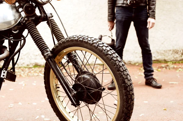 男人和他的摩托车 — 图库照片