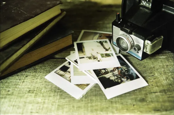 Vintage camera and photos — Stock Photo, Image