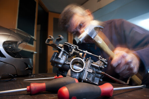 Mecanic repairs a carburetor