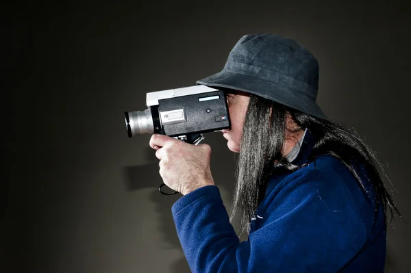 与老式电影摄影机拍摄的男人 — 图库照片