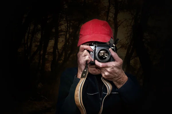 Mann fotografiert mit seiner Oldtimer-Filmkamera — Stockfoto