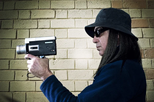 Man with filming with vintage movie camera — Stock Photo, Image