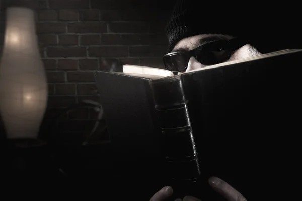 Hombre leyendo libro — Foto de Stock