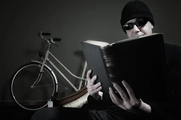 Hombre leyendo libro — Foto de Stock