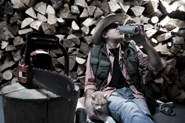 Skogshuggare med motorsåg — Stockfoto