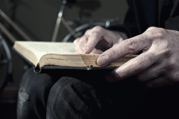 Homem leitura livro — Fotografia de Stock