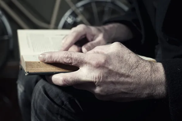 Homem leitura livro — Fotografia de Stock